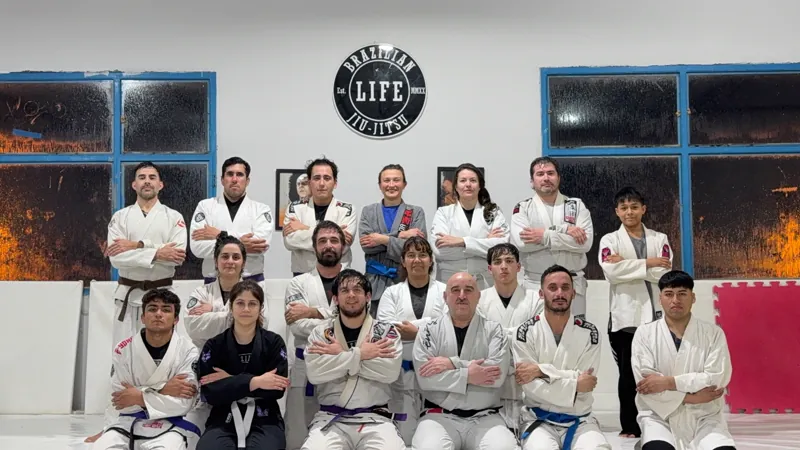Clase de Adult Gi con kimono en el tatami de BJJ Life