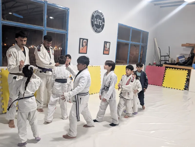 Chicos y profesores en la clase de Kids BJJ de BJJ Life