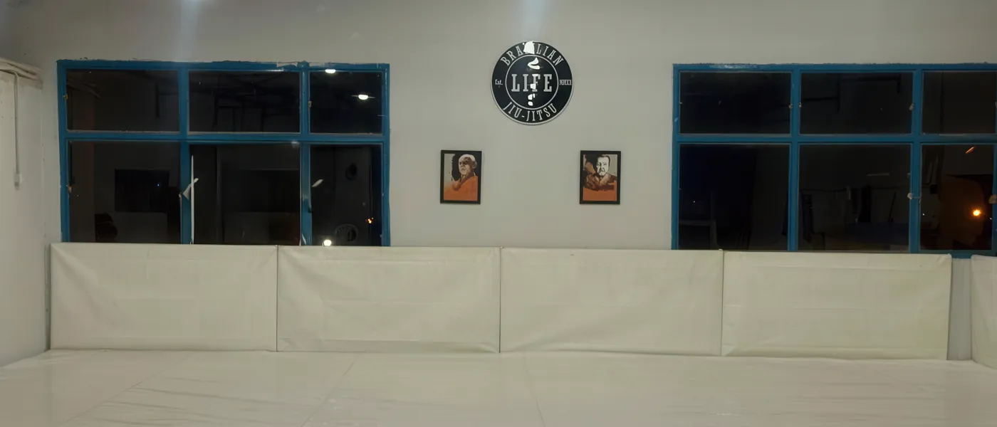 El tatami de BJJ Life en Misiones 765, con el logo de la academia en la pared